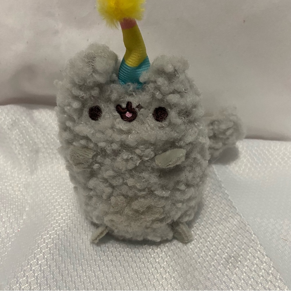GUND 2017 Pusheen Birthday Hat Plush Stuffed Toy 5"
Gray pusher. Yellow birthday